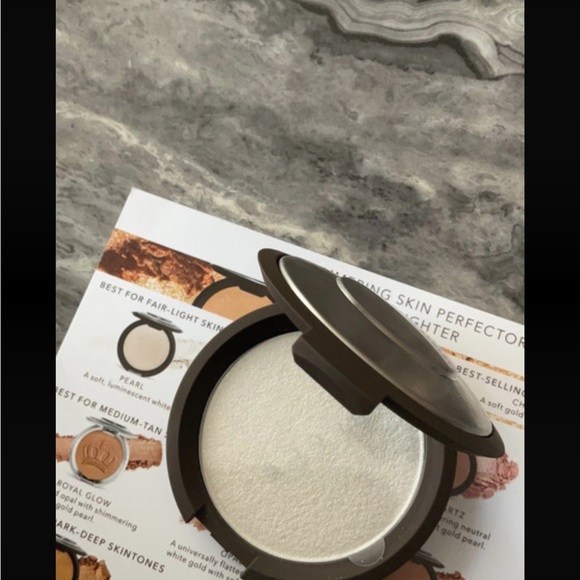 BECCA Other - Becca shimmering skin highlighter in shade pearl new perfect condition
